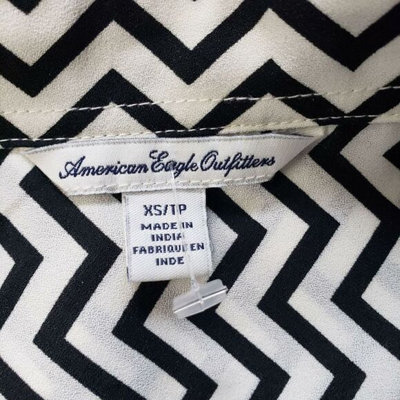 American Eagle Button Blouse Chevron Long Sleeves Collared - Picture 8 of 8